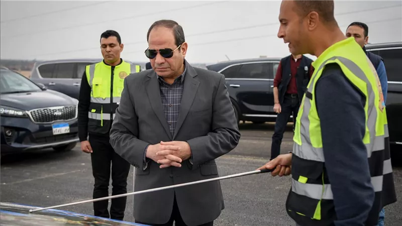 الرئيس السيسي يطلع على سير العمل بمشروعات الطرق بالجيزة