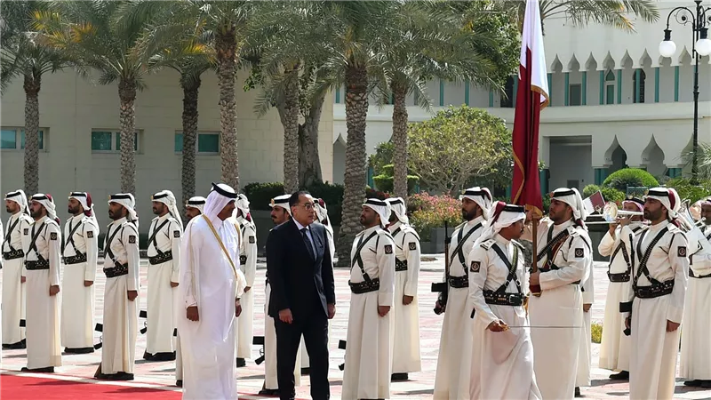 أمير قطر يعقد مباحثات هامة مع رئيس الوزراء المصري