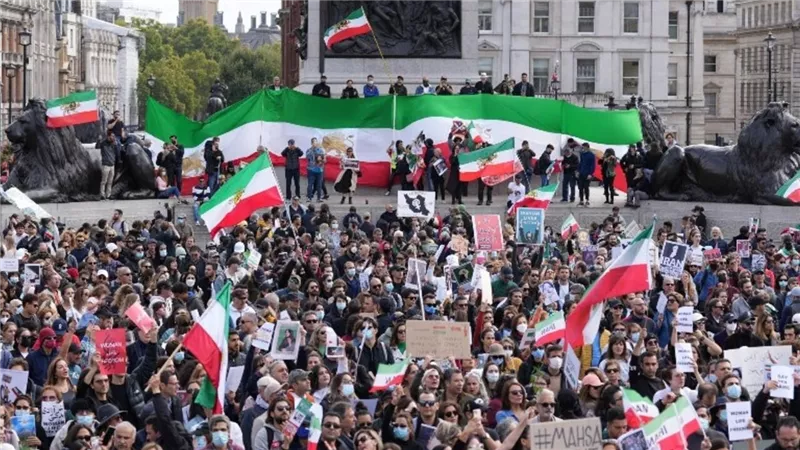 مظاهرات طالبات المدارس وأولياء أمورهن في طهران وأردبيل وکرمانشاه بشعار “الموت لخامنئي”
