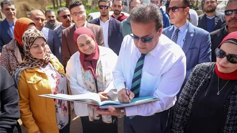 وزير الصحة يجري جولة ميدانية شاملة داخل مستشفى الصحة النفسية بالعباسية
