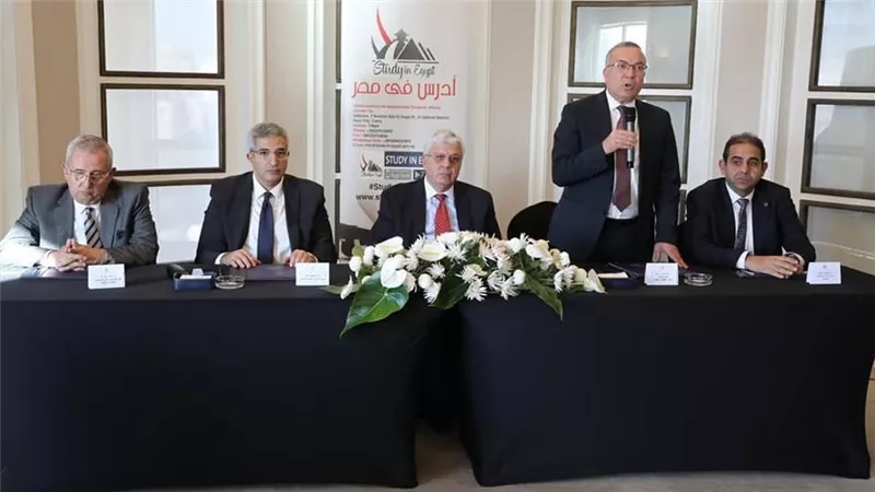 مصر.. وزير التعليم العالي يجتمع بالمستشارين والملحقين الثقافيين العرب والأفارقة 