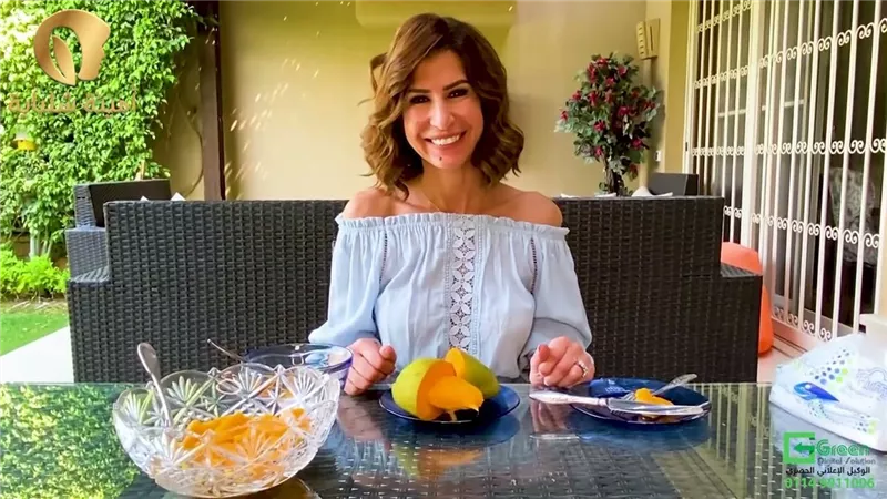 بشكل عشوائي وبدون إتيكيت.. أمينة شلباية تقطع ثمرة مانجو بأسنانها وتشفط منها