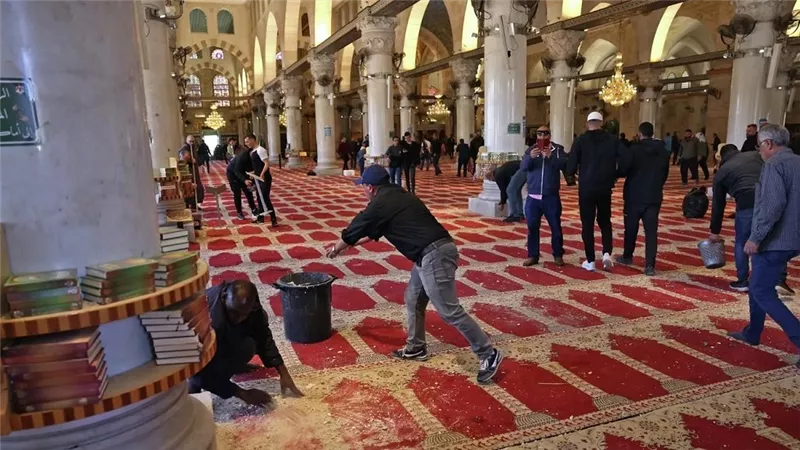  لقطات مصورة تكشف اقتحام شرطة الاحتلال الإسرائيلية المصلى القبلي بالمسجد الأقصى 
