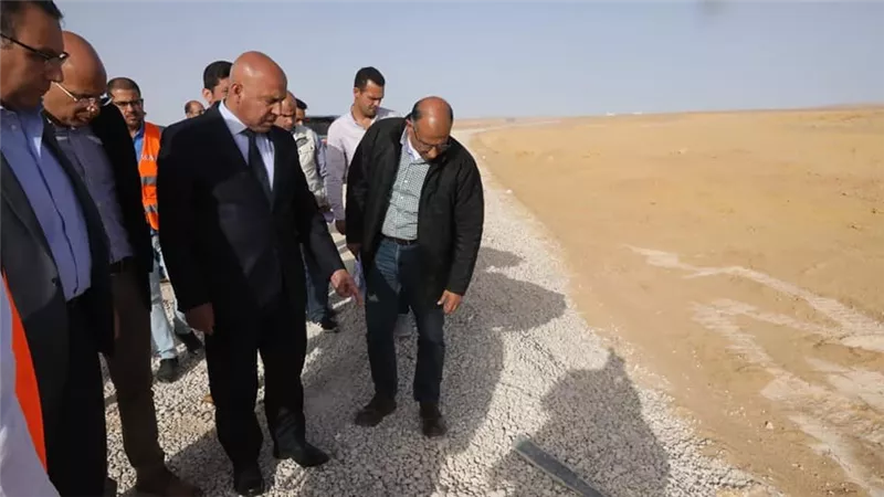 مصر.. وزير النقل يتفقد الخط الأول للقطار الكهربائي السريع السخنة العلمين - مطروح