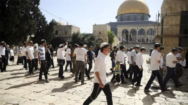 مستوطنون يغلقون طريقين ببلدة حزما بالقدس.. والاحتلال يقمع الأهالي بالغاز