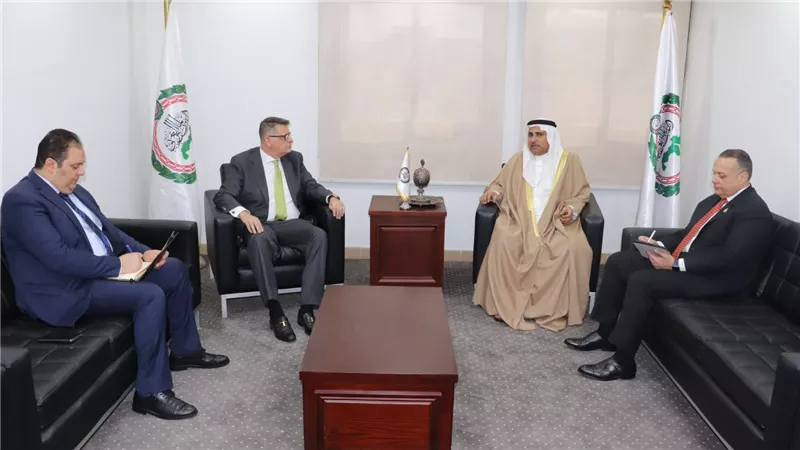 رئيس البرلمان العربي يلتقي رئيس لجنة حقوق الإنسان بمجلس النواب 