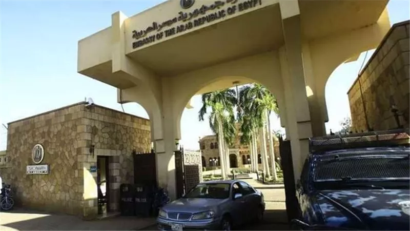 السفارة المصرية بالخرطوم تطالب رعاياها بالابتعاد عن مناطق الاشتباكات 