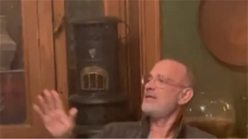 شاهد.. صور وفيديوهات للنجم العالمى توم هانكس Tom hanks وزوجته فى أحد المطاعم المصرية
