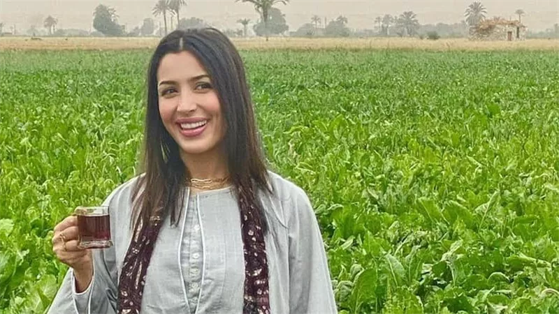 المطربة جنات تشعل مواقع التواصل الاجتماعي بزي صعيدي 