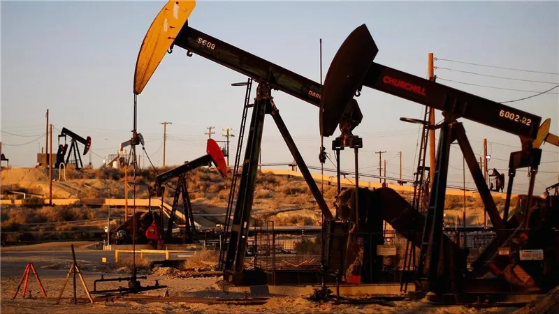 وفق الخبراء الاقتصاديين.. أسعار النفط العالمي بالتزامن مع هبوط خام برنت الأمريكي بنحو 3.13%