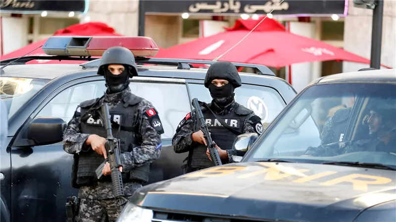 تونس.. الأمن ينقذ العشرات من المهاجرين من الغرق في البحر