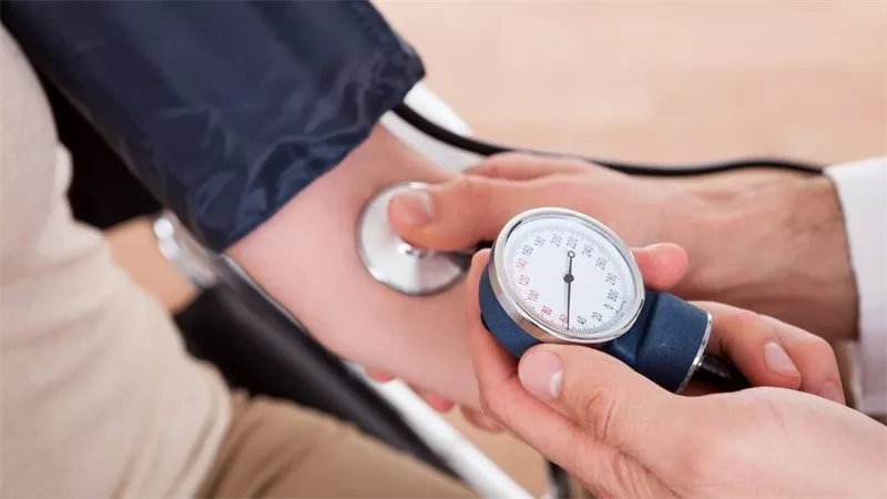 علاج ارتفاع الضغط المفاجئ بالمنزل.. تجنب الملح والتدخين 