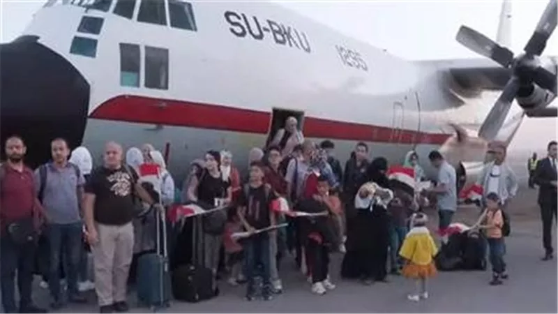 إجلاء 7800 مصري من السودان حتى الآن وسفينة تقل 500 تصل اليوم ميناء سفاجا 
