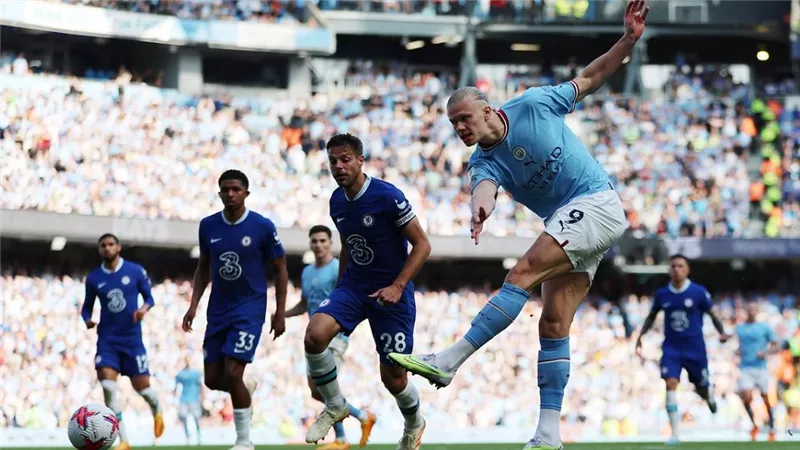 البطل يحتفل.. مانشستر سيتي يحتفي بالدوري الإنجليزي على حساب تشيلسي