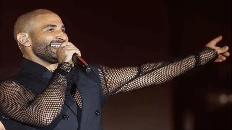 بسبب ظهوره بقميص كاشف عن ذراعيه.. أحمد سعد يثير الجدل.. والجمهور يرد