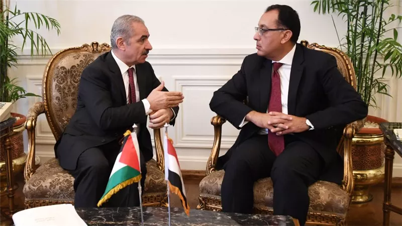 رئيس الحكومة الفلسطينية يصل القاهرة على رأس وفد وزاري رفيع المستوى 