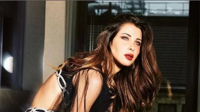 مكشوف الظهر بأكمام من الشيفون.. أحدث إطلالة للنجمة اللبنانية نانسي عجرم  بفستان باللون الأسود 