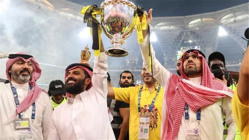 رسميًا.. الاتحاد السعودي يُعلن استمرار الحائلي وكعكي في قيادة العميد