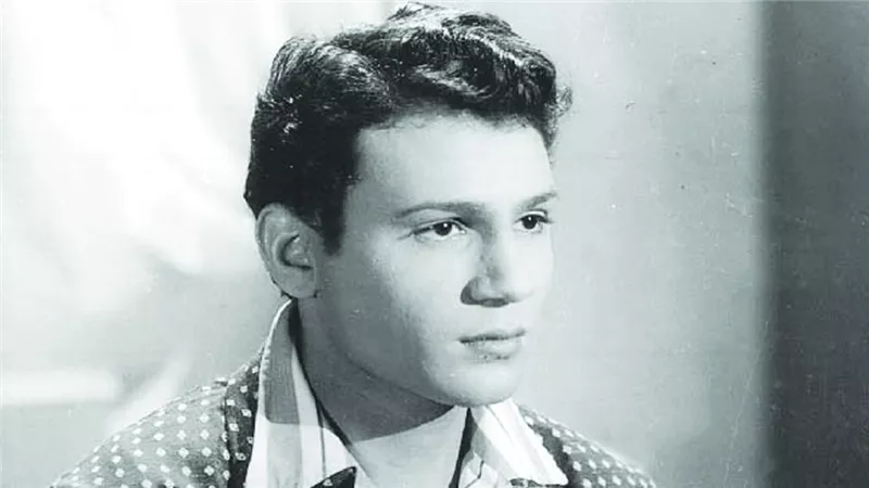 تصدر السوشيال ميديا.. من هو العندليب الأسمر عبد الحليم حافظ؟ ( مشواره الفني)
