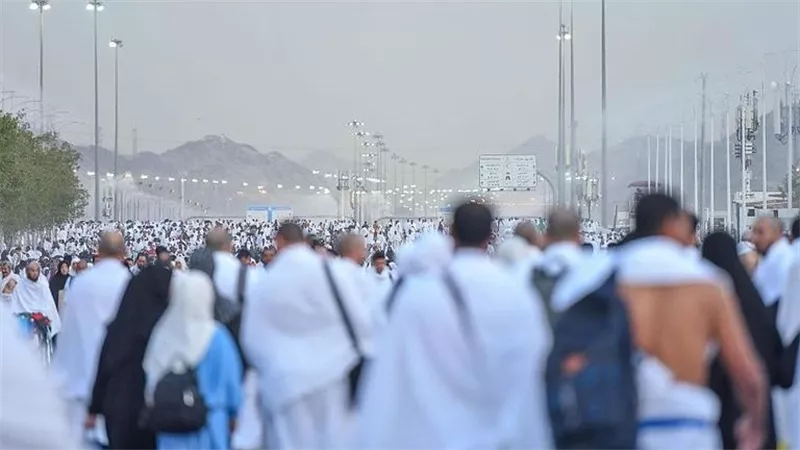 إلى المزدلفة.. الحجاج يسلكون أطول طريق مشاة في العالم