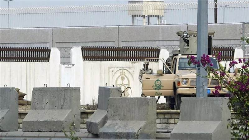 عاجل.. تبادل إطلاق النار أمام القنصلية الأمريكية في جدة ومقتل شخص