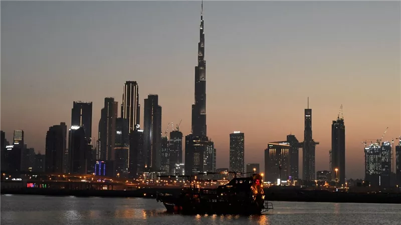 كيف تعمل الإمارات على التركيز على الابتكار وتوظيف التكنولوجيا المتقدمة في تطوير حلول خدمية رقمية؟