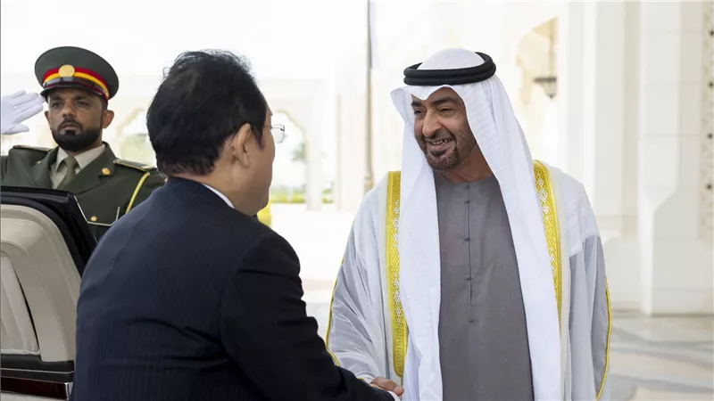 محمد بن زايد: أجريت مباحثات مع رئيس وزراء اليابان لتنمية العلاقات الثنائية