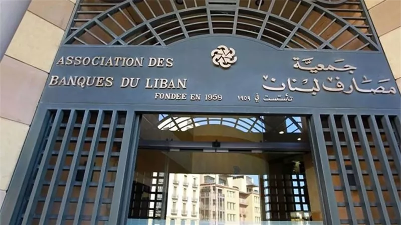 شاهد.. لبناني يقتحم مصرفًا ويُهدد بتفجيره بقنبلة مدوية