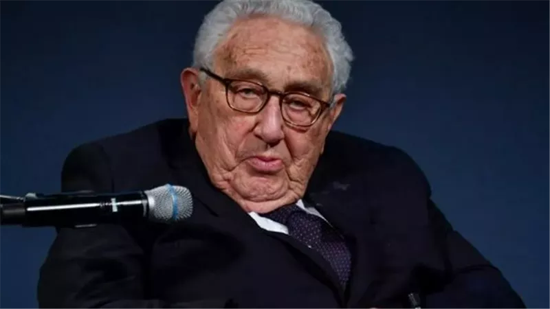 سر اجتماع هنرى كيسنجر مع كبير الدبلوماسيين الصينيين ببكين