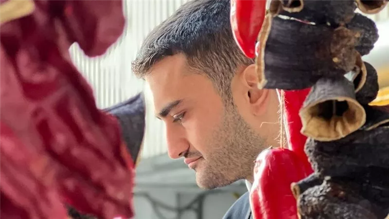 تبدو عليه ملامح الحزن والحسرة.. فيديوهات توثق أول ظهور للشيف التركي بوراك بعد أزمته مع والده