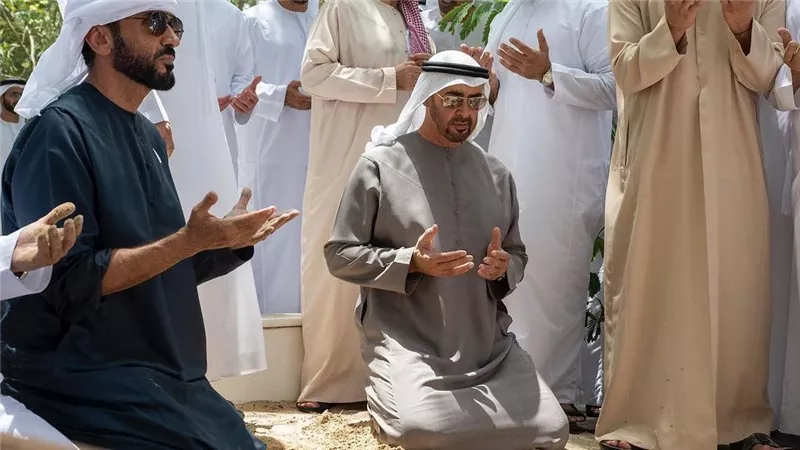 شاهد.. تأثر الرئيس الإماراتي خلال مراسم دفن جثمان أخيه سعيد بن زايد