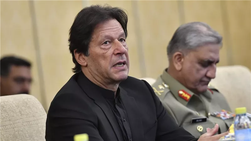 باكستان.. الحكم على عمران خان بالسجن 3 سنوات بتهمة الفساد