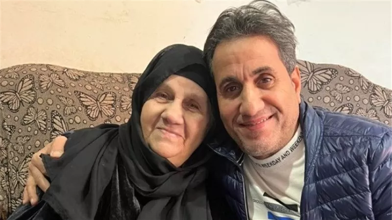  تنهال عليه بالدعوات الرقيقة.. أحمد شيبة ينشر فيديو لوالدته وهي تدعو له 