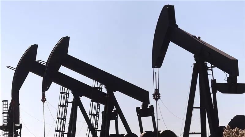 انخفاض أسعار النفط مدعومة بخسائر قطاع الخام بمعدل 0.3%