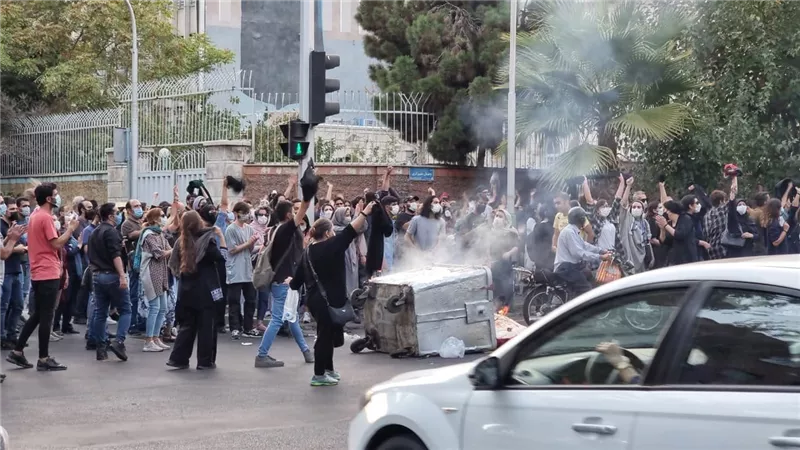 بعد عام من الانتفاضة.. إيران نحو عزلة المنبوذين