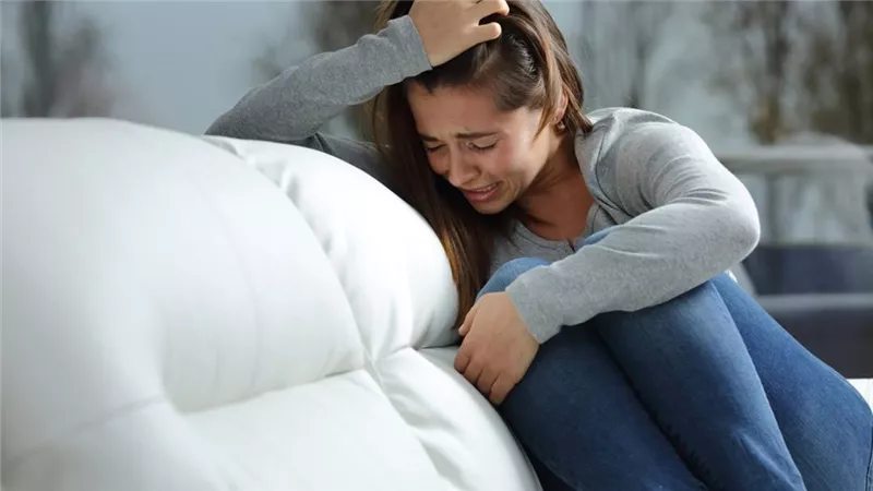 ماذا يحدث لنفسية المرأة أثناء الدورة الشهرية؟.. ومتى ينتهي اكتئاب الحيض؟