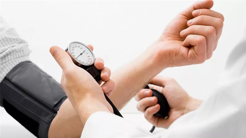 ما أسباب ارتفاع ضغط الدم؟.. عادات يومية خاطئة