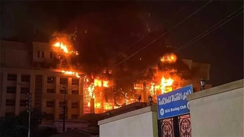 فيديو مروع.. لحظة سقوط شخص حاول النجاة من حريق مديرية أمن الإسماعيلية 