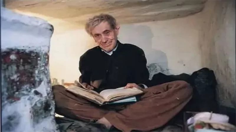 اختبأ 57 عاما بمنزله.. 