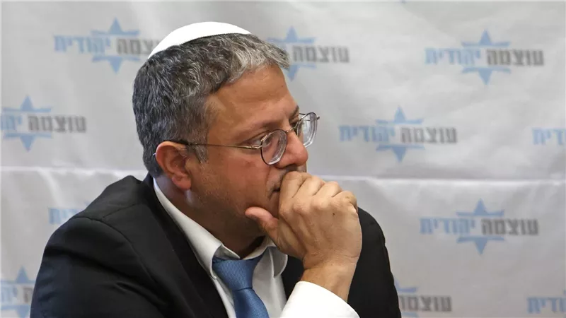 شاهد.. بن غفير يُشرف على توزيع الأسلحة على الإسرائيليين لاستهداف الفلسطينيين