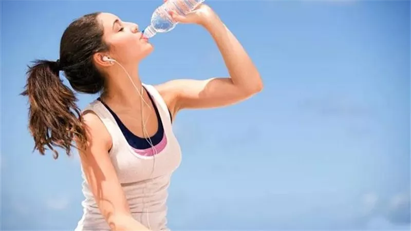 ما هي فوائد شرب الماء على معدة فارغة؟.. علاج ووقاية لـ 10 مشاكل صحية