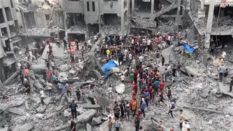شاهد.. سكان مخيم الشاطئ في قطاع غزة ينبشون الأنقاض بحثا عن أحبائهم