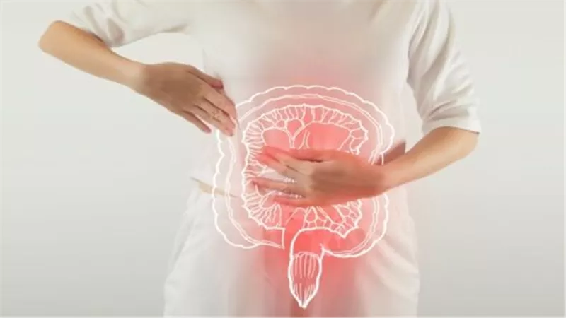 أعراض القولون الهضمي عند النساء وعلاجه.. احذري هذه العلامات