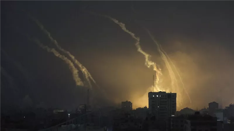 مقر للأونروا في غزة يتلقى 3 ضربات من القصف البحري للاحتلال الإسرائيلي