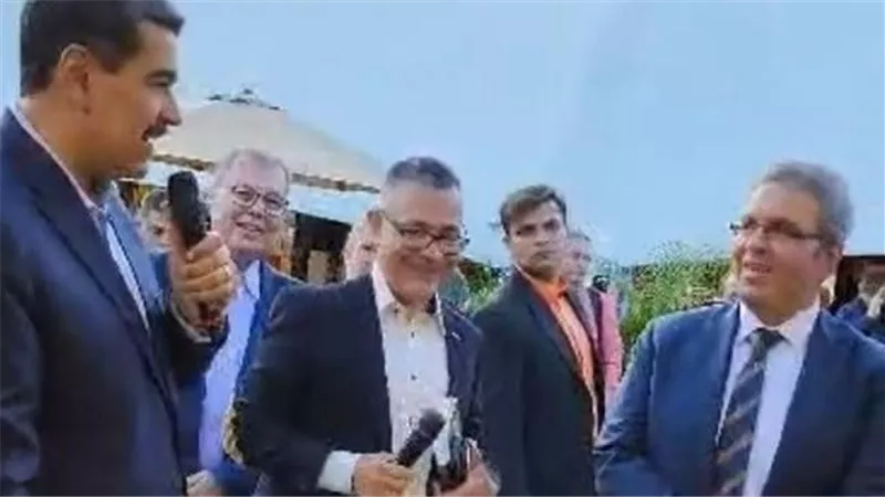 الرئيس الفنزويلي يفتتح الجناح المصري في معرض فنزويلا الدولي للكتاب 