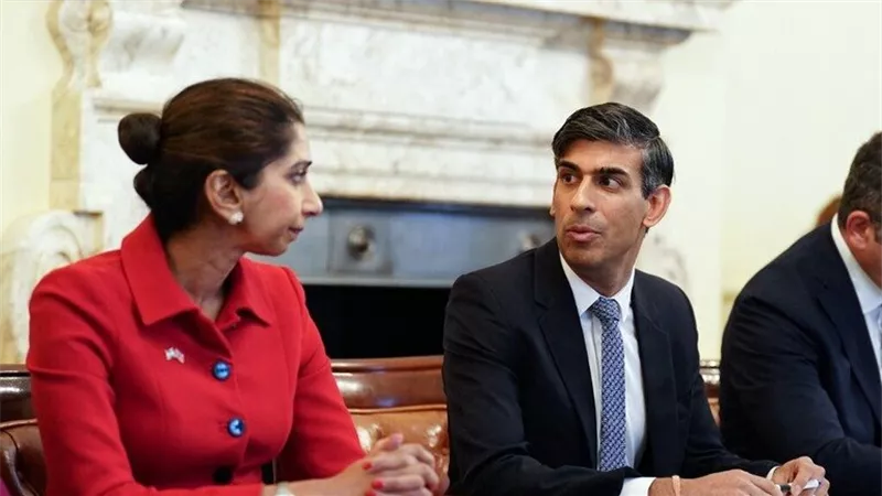 اتهمته بخيانتها.. وزيرة داخلية بريطانيا المقالة تشن أعنف هجوم على سوناك