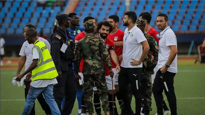 الصحف الإنجليزية تسلط الضوء على اقتحام الملعب بسبب صلاح.. ودور عبد المنعم