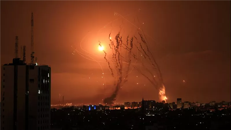 تل أبيب تحت القصف.. القسام تشن هجوم صاروخي وتنصب كمينا لقوات الاحتلال