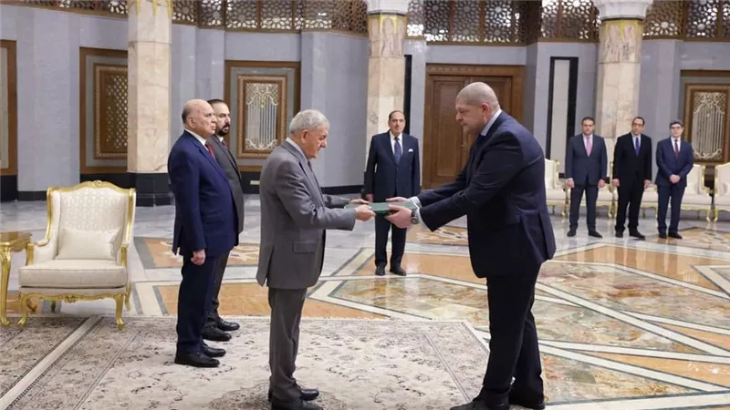السفير المصري في بغداد يقدم أوراق اعتماده إلى رئيس جمهورية العراق