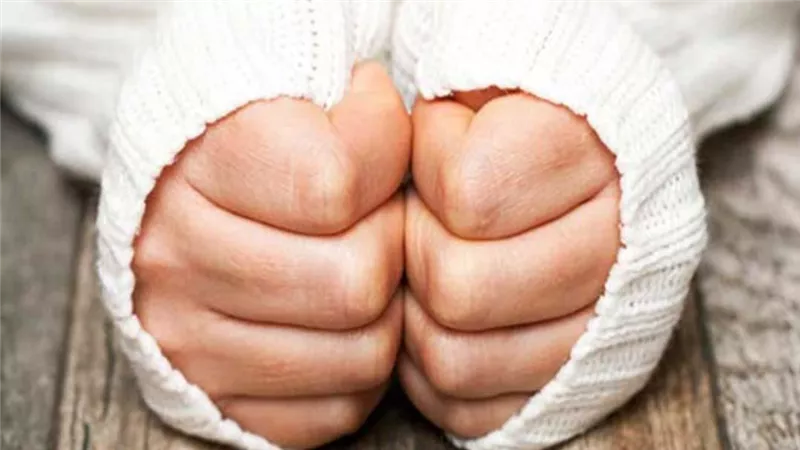 أسباب برودة الأطراف.. 5 عوامل محفزة والأخيرة حالات مرضية احذرها